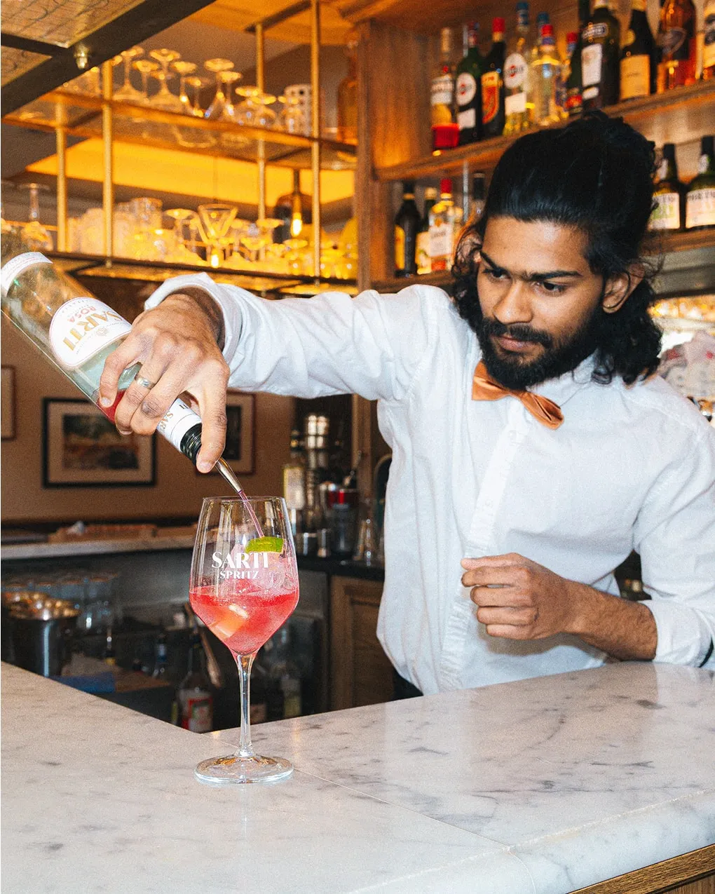 Barman préparant un cocktail au restaurant Tivoli