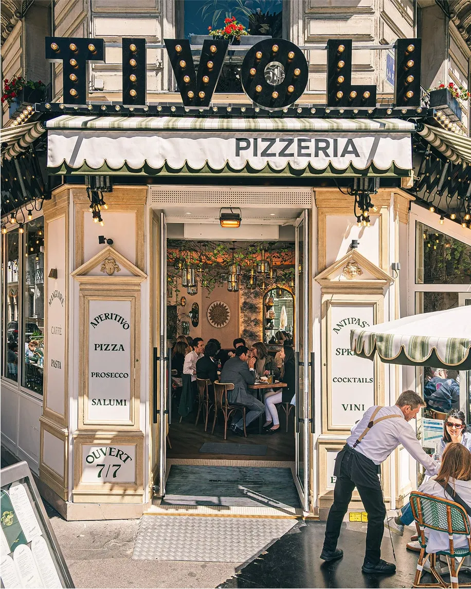 Entrée du restaurant Tivoli avec enseigne Pizzeria et clients devant la porte