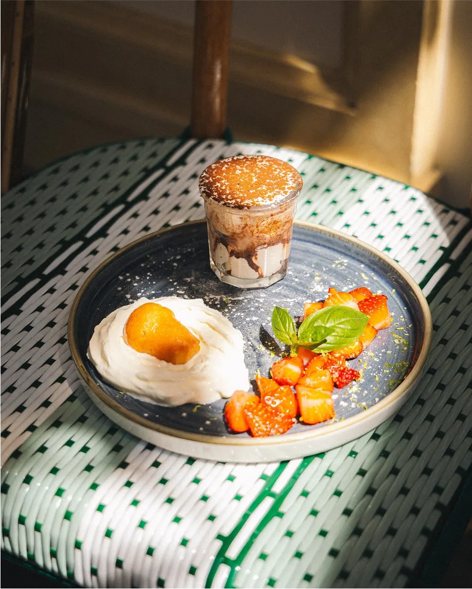 Petit-déjeuner italien avec œufs, fruits et pain servi chez Tivoli