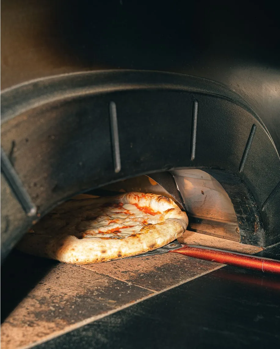 Pizza italienne cuite dans un four à bois au restaurant Tivoli"
