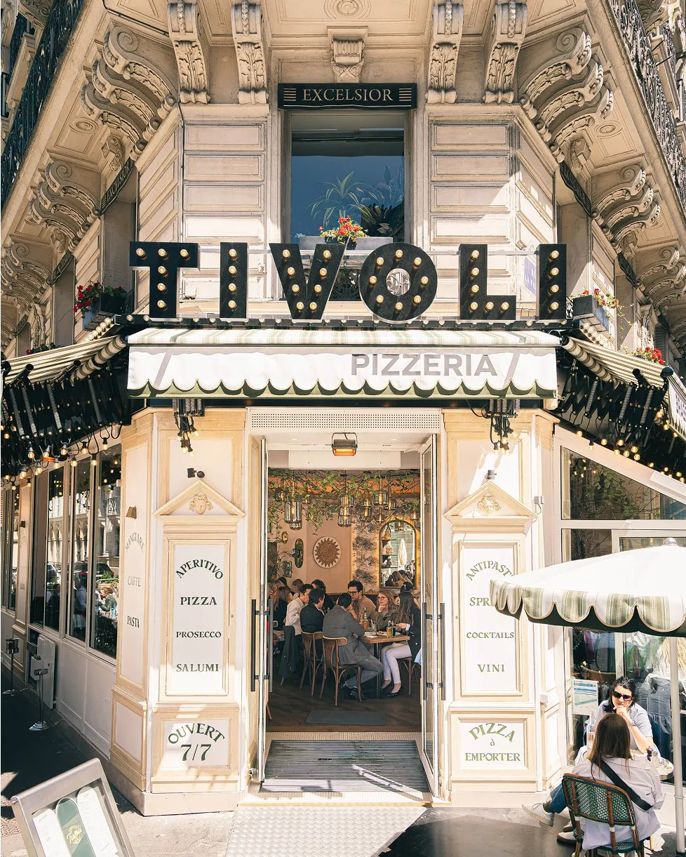 Entrée du restaurant Tivoli avec enseigne classique en lettres noires